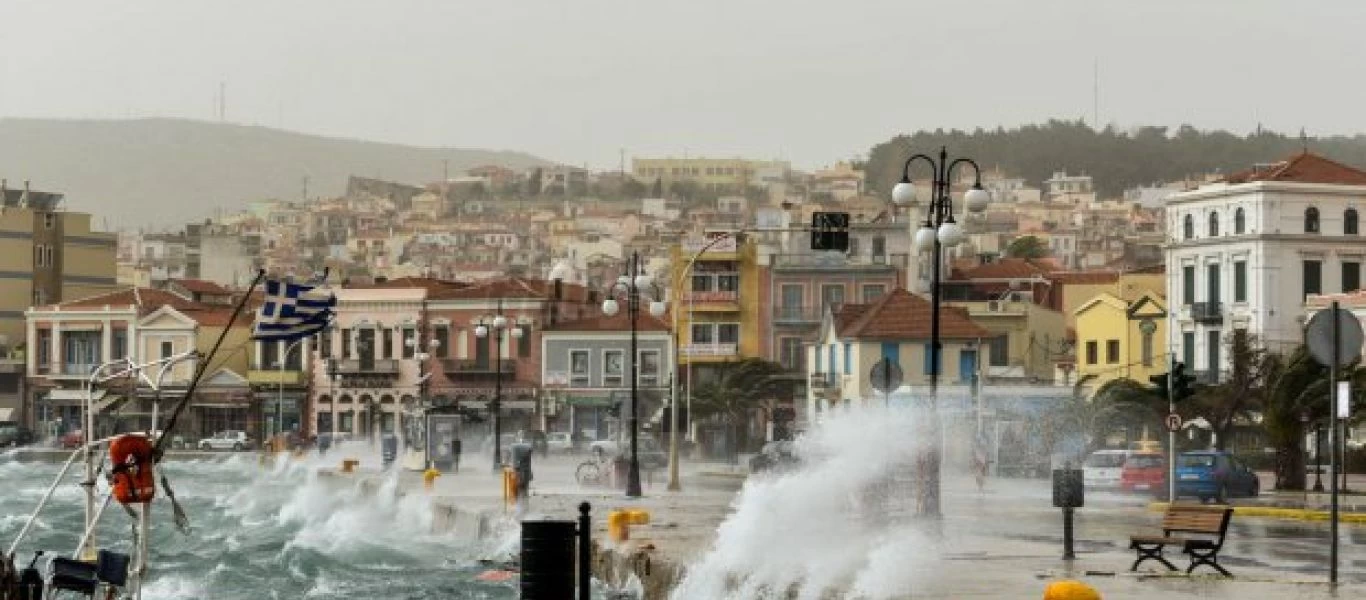 Λέσβος: Υδροστρόβιλος υψώθηκε μέσα στη θάλασσα - Σε απόσταση «αναπνοής» από τα σπίτια στο Πλωμάρι (βίντεο)